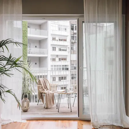 Batu - 2 Bedrooms And Terrace In Santo Antonio ליסבון